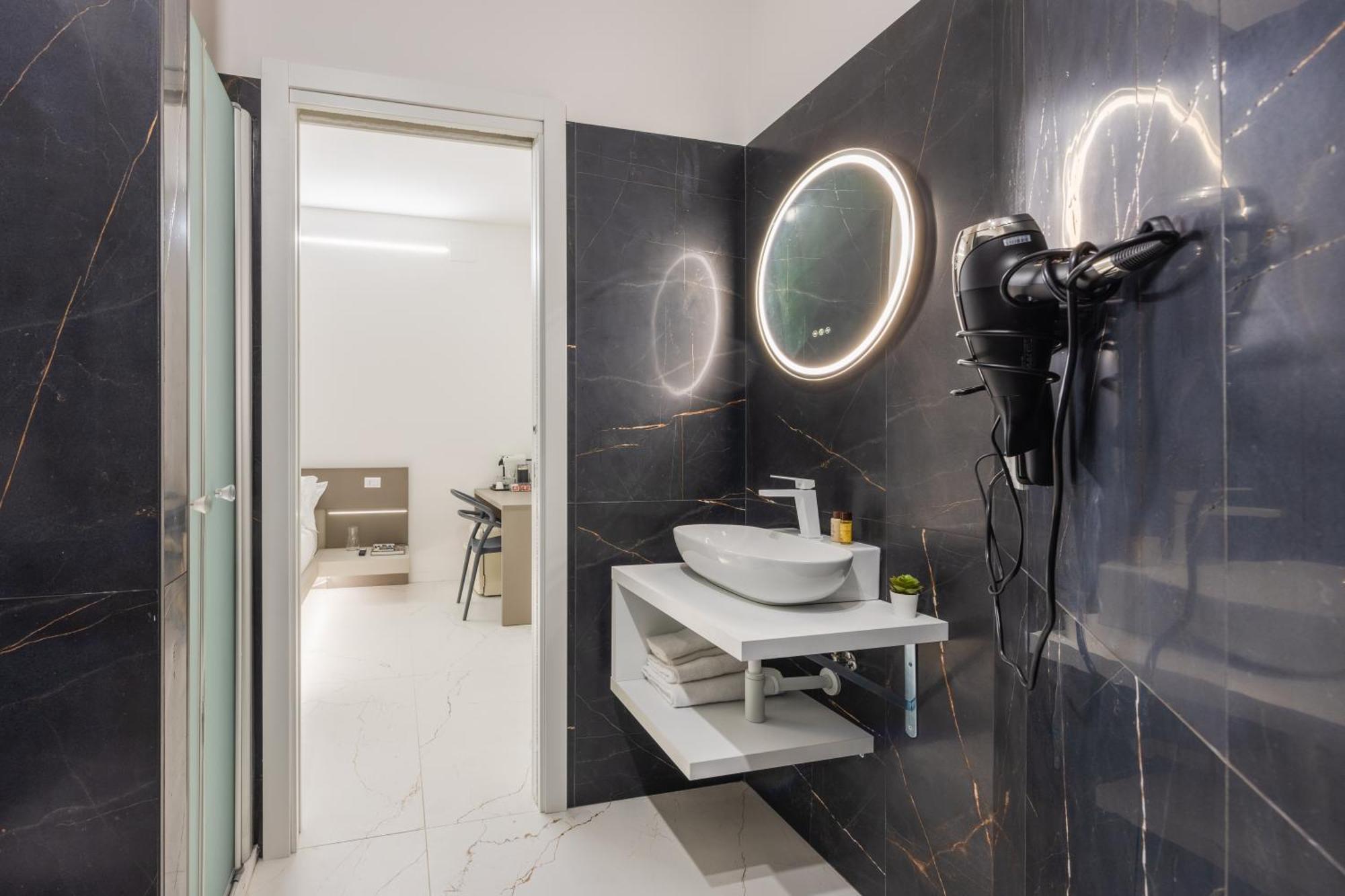 Excelsior Station Suite Болонья Экстерьер фото